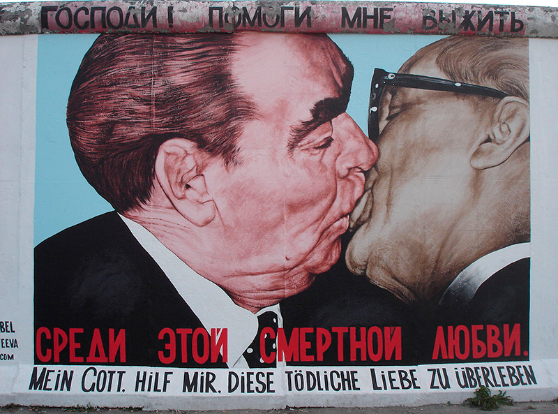 Поцелуй Брежнева и Хонеккера на Берлинской стене